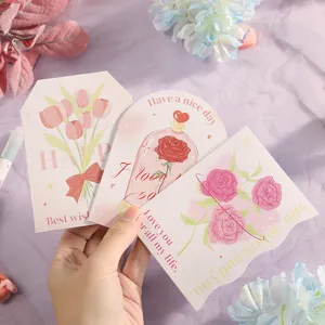 Detalle de tres tarjetas de felicitación florales con románticos mensajes en inglés