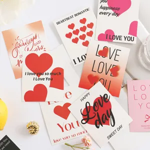 Primer plano de tarjetas románticas de San Valentín con varios diseños de corazones
