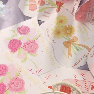 Vista macro de tarjetas de felicitación florales románticas con tipografía elegante