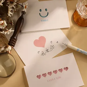 Künstlerische Valentinskarten mit Herz- und Smile-Motiven in minimalistischem Stil