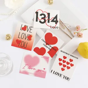 Vista detallada de varias tarjetas de San Valentín con corazones y diseño romántico