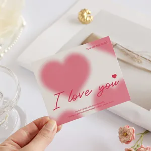 Primer plano de una tarjeta de San Valentín con corazones rosas y texto I Love You