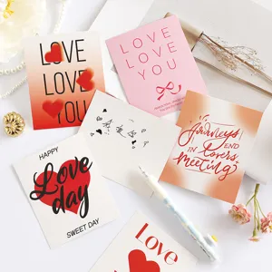 Primer plano de tarjetas de San Valentín con motivos de corazones y caligrafía.