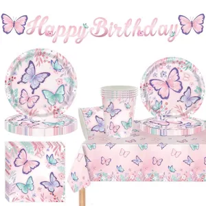 Vue détaillée de l'ensemble de vaisselle de fête papillon rose avec assiettes et tasses