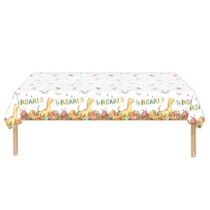 Détail du motif dinosaure aquarelle sur nappe jetable pour fête de garçon