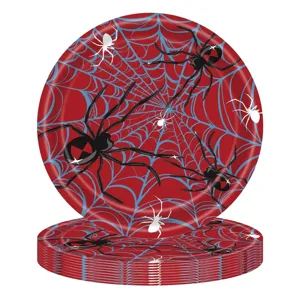 Detailansicht gestapelter Halloween-Pappteller mit rotem und blauem Spinnennetz-Design