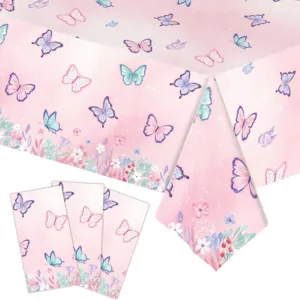 Vue détaillée de l'ensemble nappe et serviettes de fête à motif papillon rose.