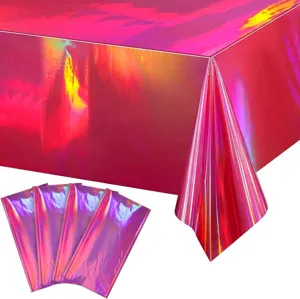 Gedetailleerd overzicht van roze holografisch feesttafelkleed met metallic laserfolie textuur