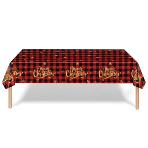 Détail de la nappe de Noël à carreaux rouges et noirs avec imprimé Merry Christmas