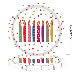 Detail van 7 inch kleurrijke papieren borden voor verjaardagsfeest met stippen en kaarsen
