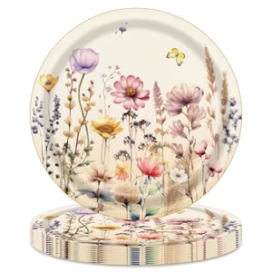 Vue détaillée d'assiettes en papier jetables à motif de fleurs sauvages aquarelles
