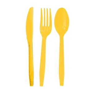 Vue détaillée d'un ensemble de couverts en plastique jaune jetables avec couteau