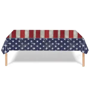 Vue détaillée du motif étoiles et rayures du drapeau américain sur une nappe de fête
