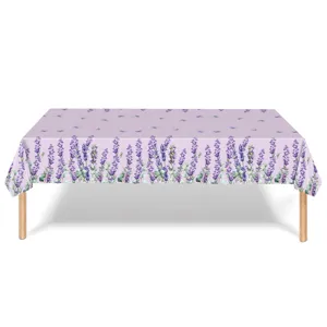 Detailansicht des Aquarell-Lavendel-Blumendrucks auf der lila Partytischdecke