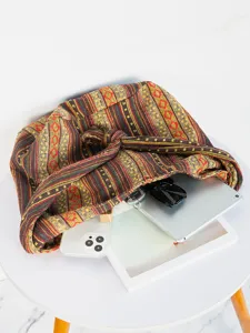 Detalle de bolso tote vintage azteca con gran capacidad para tablet y teléfono móvil.