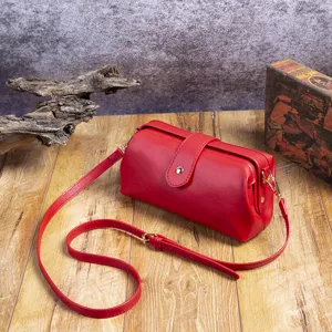 Bolso médico vintage de cuero PU rojo con cierre de clip y correa ajustable