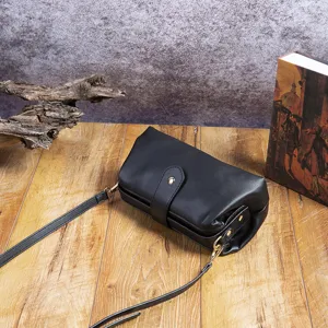Vista superior detallada de un bolso de médico vintage de cuero PU negro con herrajes dorados.