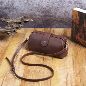 Bolso médico vintage de cuero PU marrón con cierre de marco y correa de hombro delgada