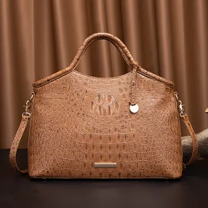 Vista detallada de un bolso marrón vintage con una textura de cocodrilo en relieve 3D realista
