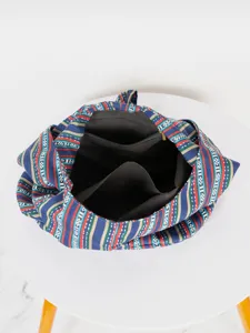 Detalle del interior del bolso de lona con estampado azteca y bolsillo con cremallera