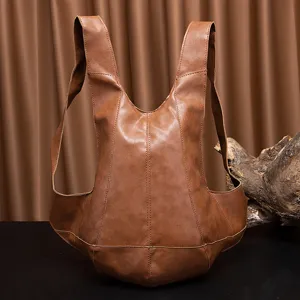 Mochila escarabajo vintage de cuero marrón con un diseño de chaleco muy único
