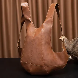 Vista detallada de una mochila vintage de cuero crazy horse marrón con forma de escarabajo