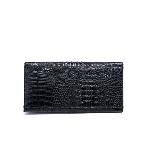 Vista detallada de la textura de cocodrilo en relieve de una cartera larga retro negra.