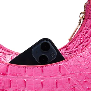 Dettaglio borsa sottobraccio rosa coccodrillo che mostra capacità per smartphone