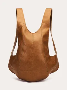 Vista trasera detallada de una mochila vintage de cuero marrón con forma de escarabajo