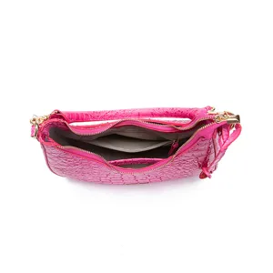 Vista interna della borsa rosa con goffratura coccodrillo, zip dorata e scomparti interni.