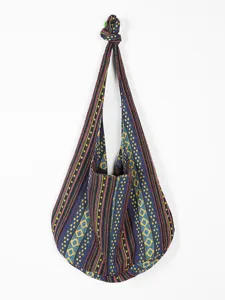 Detalle de bolso bandolera vintage de algodón y lino con estampado azteca