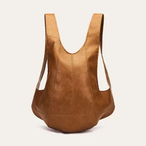 Vista detallada de mochila vintage de cuero marrón con forma de escarabajo y correas anchas