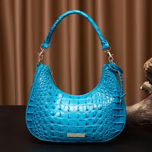Primo piano dettagliato di elegante borsa hobo vintage turchese con goffratura coccodrillo
