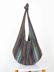 Vista detallada del bolso de hombro vintage de lona jacquard con patrón azteca