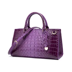 Elegante bolso morado para mujer con textura de piel de cocodrilo en relieve