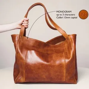 Vista detallada de bolso tote grande de cuero vintage con bolsillo personalizado