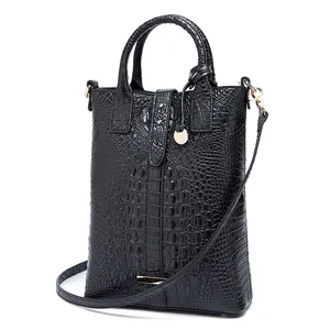 Vista detallada de un bolso retro de cuero negro premium con elegante relieve de cocodrilo