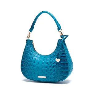 Vista dettagliata di una borsa hobo blu con motivo a coccodrillo in rilievo elegante.