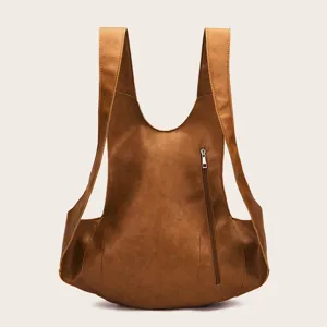 Vista detallada de la parte trasera de una mochila vintage de cuero sintético marrón