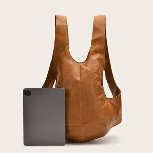 Mochila vintage de cuero marrón en forma de escarabajo con tableta de referencia