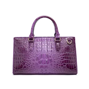 Bolso morado elegante con un detallado patrón de relieve de cuero cocodrilo