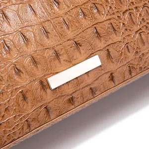 Detalle de textura de cocodrilo en relieve 3D en bolso retro de cuero marrón