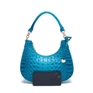 Borsa hobo blu con stampa coccodrillo e smartphone per riferimento alle dimensioni