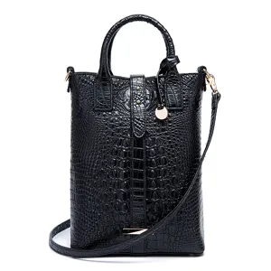 Vista detallada de un bolso retro para mujer en piel negra con relieve de cocodrilo