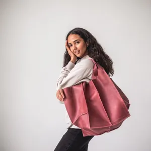 Bolso tote grande burdeos en cuero encerado con textura vintage suave y detalles cosidos