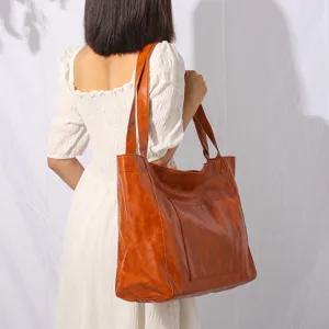 Vista detallada del bolso tote vintage de cuero encerado marrón con bolsillo frontal