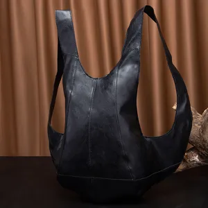 Mochila escarabajo de estilo chaleco en cuero negro suave con costuras decorativas.