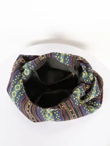 Detalle del forro interior y los bolsillos de un bolso de lona con diseño azteca retro