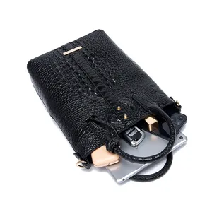 Bolso negro con patrón de cocodrilo que muestra espacio para tableta y móvil