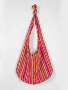 Vista detallada del bolso hobo tejido de estilo azteca con rayas verticales de colores